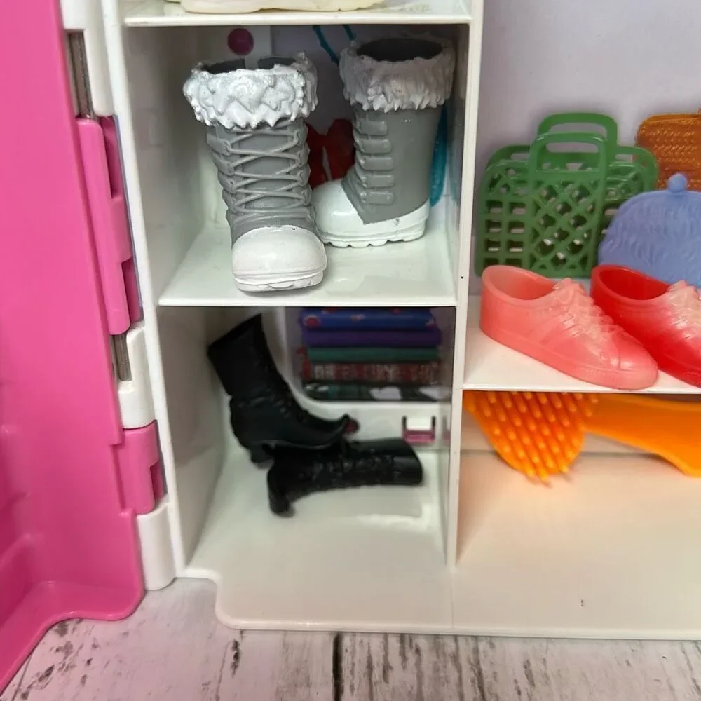 Barbie 2018 Mattel Pink White Wardrobe Clothing Closet 6 pairs shoes 2‎ Handbags